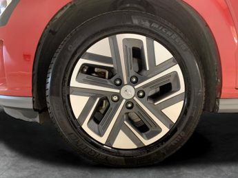 Hyundai Kona 64kWh Premium (10.5kW Charger) (204 ps) - HEATED SEATS - HEATED 