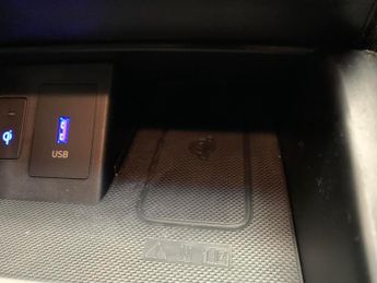 Hyundai Kona 64kWh Premium (10.5kW Charger) (204 ps) - HEATED SEATS - HEATED 