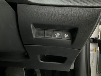 Peugeot E-2008 50kWh GT (7kW Charger) (136 ps) - LED - REVERSE CAM - NAV