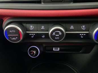 Alfa Romeo Giulia 2.0T Veloce GPF (280 ps) - CARPLAY - NAV - HEATED LEATHER