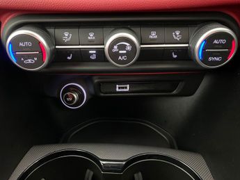 Alfa Romeo Giulia 2.0T Veloce GPF (280 ps) - CARPLAY - NAV - HEATED LEATHER