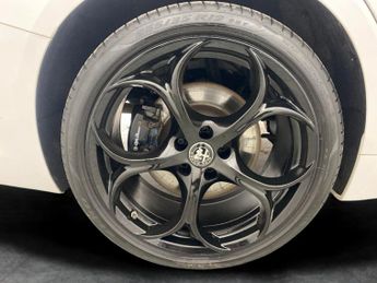 Alfa Romeo Giulia 2.0T Veloce GPF (280 ps) - CARPLAY - NAV - HEATED LEATHER