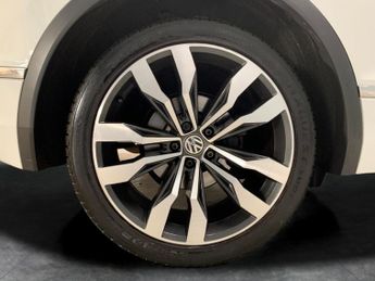 Volkswagen Tiguan 2.0 TDI R-Line DSG 4Motion (150 ps) - MASSAGE SEATS - CARPLAY - 