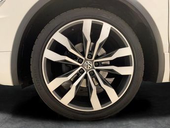 Volkswagen Tiguan 2.0 TDI R-Line DSG 4Motion (150 ps) - MASSAGE SEATS - CARPLAY - 