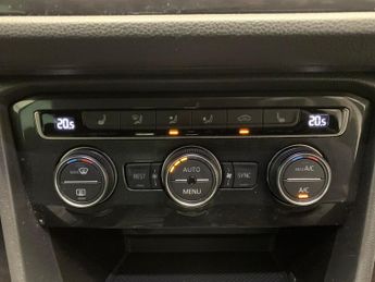 Volkswagen Tiguan 2.0 TDI R-Line DSG 4Motion (150 ps) - MASSAGE SEATS - CARPLAY - 