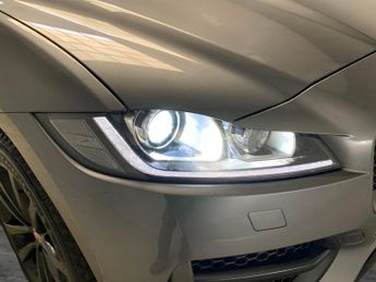 Jaguar F-PACE 2.0 D240 R-Sport AWD (240 ps) - XENONS - BLUETOOTH - CRUISE