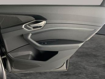 Audi e-tron 50 Technik quattro 71.2kWh (11kW Charger) (313 ps) - LED - REVER