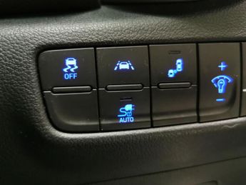 Hyundai Kona 64kWh Premium (7kW Charger) (204 ps) - BLIND SPOT ASSIST - LANE 