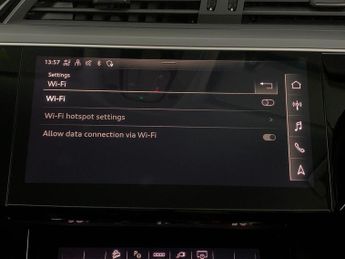 Audi e-tron 50 Technik quattro 71.2kWh (11kW Charger) (313 ps) - LED - REVER