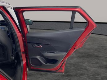 Peugeot E-2008 50kWh GT Premium (136 ps) - REVERSE CAM - ALCANTARA - NAV