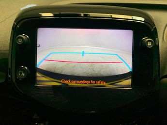 Toyota AYGO 1.0 VVT-i x-clusiv x-shift (71 ps) - BLUETOOTH - AIR CON - AUTO 