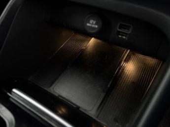 Volvo XC40 1.5h T5 Twin Engine Recharge 10.7kWh R-Design Pro Plug-in (262 p