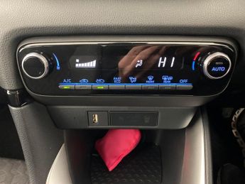Toyota Yaris 1.5 Icon CVT [Nav] - BLUETOOTH - AIR CON - AUTO HEADLIGHTS