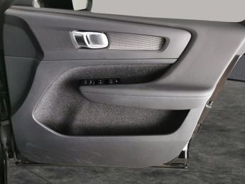 Volvo XC40 1.5h T5 Twin Engine Recharge 10.7kWh R-Design Plug-in (262 ps) -