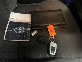 Toyota C-HR 1.8 VVT-h GPF Design CVT (122 ps) - LED - REVERSE CAM - NAV