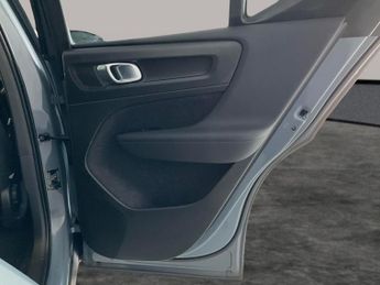 Volvo XC40 1.5h T4 Recharge 10.7kWh R-Design Plug-in (211 ps) - SENSUS SAT 