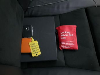 Volvo XC40 1.5h T4 Recharge 10.7kWh R-Design Plug-in (211 ps) - SENSUS SAT 