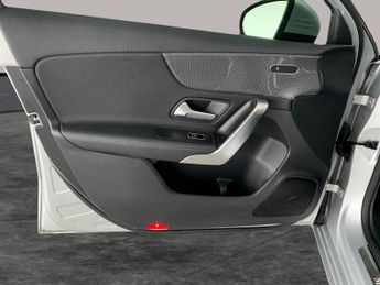 Mercedes-Benz A Class 1.5 A180d Sport (Premium) 7G-DCT (116 ps) - HEATED SEATS - MIRRO