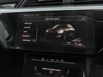 Audi e-tron 55 Technik quattro 95kWh (11kW Charger) (408 ps) - REVERSE CAM