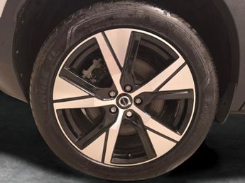 Volvo XC40 Recharge Twin 78kWh AWD (408 ps) - CRUISE - HALF LEATHER - 19IN 