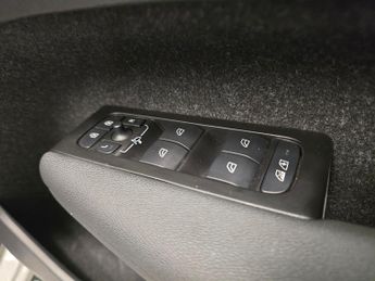 Volvo XC40 Recharge Twin 78kWh AWD (408 ps) - CRUISE - HALF LEATHER - 19IN 