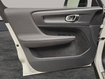 Volvo XC40 Recharge Twin 78kWh AWD (408 ps) - CRUISE - HALF LEATHER - 19IN 