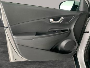 Hyundai Kona 64kWh Premium (10.5kW Charger) (204 ps) - LED - REVERSE CAM - NA