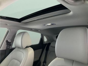 Hyundai Kona 64kWh Ultimate (10.5kW Charger) (204 ps) - HEAT AND COOL SEATS