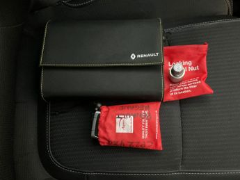 Renault Megane 1.6 E-TECH 9.8kWh Iconic Plug-in (160 ps) - CRUISE - DRIVING MOD