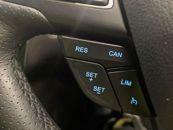 Ford Focus 1.5 TDCi ST-Line Powershift (120 ps) - WIFI - BLUETOOTH - CRUISE