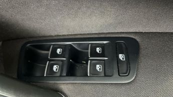 Volkswagen Golf 2.0 TDI R-Line Edition DSG (150 ps) - NAV - LIGHT AND SIGHT PACK