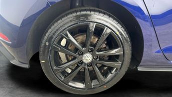Volkswagen Golf 2.0 TDI R-Line Edition DSG (150 ps) - NAV - LIGHT AND SIGHT PACK