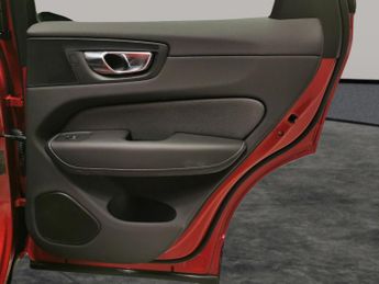 Volvo XC60 2.0h T6 Recharge 11.6kWh R-Design Plug-in AWD (340 ps) - HEATED 