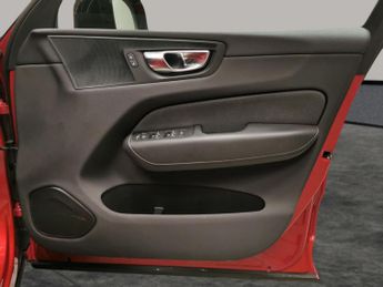 Volvo XC60 2.0h T6 Recharge 11.6kWh R-Design Plug-in AWD (340 ps) - HEATED 