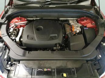 Volvo XC60 2.0h T6 Recharge 11.6kWh R-Design Plug-in AWD (340 ps) - HEATED 