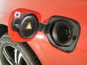 Volvo XC60 2.0h T6 Recharge 11.6kWh R-Design Plug-in AWD (340 ps) - HEATED 