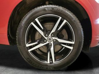 Volvo XC60 2.0h T6 Recharge 11.6kWh R-Design Plug-in AWD (340 ps) - HEATED 