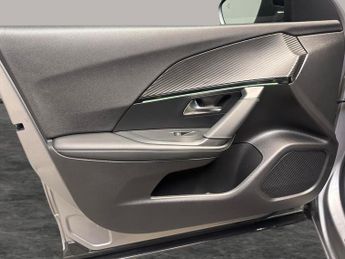 Peugeot E-2008 50kWh GT Premium (136 ps) - REVERSE CAM - ALCANTARA - NAV