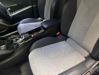 Peugeot E-2008 50kWh GT Premium (136 ps) - REVERSE CAM - ALCANTARA - NAV