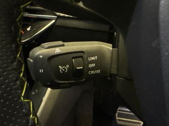 Peugeot E-2008 50kWh GT Premium (136 ps) - REVERSE CAM - ALCANTARA - NAV