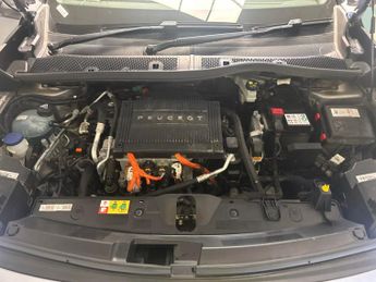 Peugeot E-2008 50kWh GT Premium (136 ps) - REVERSE CAM - ALCANTARA - NAV
