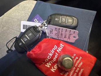 Peugeot E-2008 50kWh GT Premium (136 ps) - REVERSE CAM - ALCANTARA - NAV