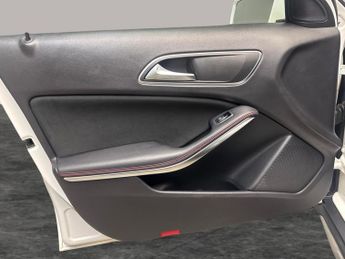 Mercedes-Benz GLA 1.6 GLA180 AMG Line Edition 7G-DCT (122 ps) - KEYLESS-GO - BLUET