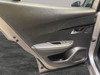 Peugeot E-2008 50kWh GT Premium (136 ps) - REVERSE CAM - ALCANTARA - NAV