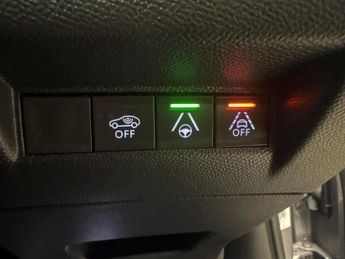 Peugeot E-2008 50kWh GT Premium (136 ps) - REVERSE CAM - ALCANTARA - NAV