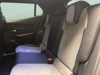 Peugeot E-2008 50kWh GT Premium (136 ps) - REVERSE CAM - ALCANTARA - NAV