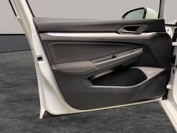 Volkswagen Golf 1.5 eTSI MHEV Life DSG (150 ps) - ADAPT CRUISE - NAV - LED