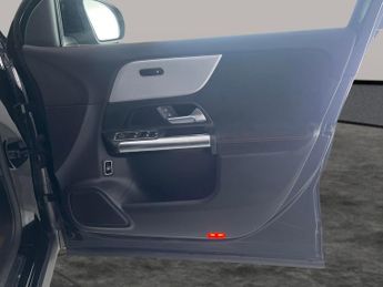 Mercedes-Benz EQA EQA 250 66.5kWh AMG Line (190 ps) - HEATED SEATS - NAV - ADAPTIV