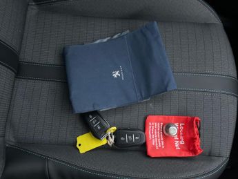 Peugeot E-2008 50kWh Allure Premium (136 ps) - LED - REVERSE CAM - NAV