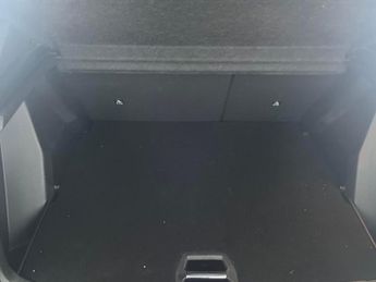 Peugeot E-2008 50kWh Allure Premium (136 ps) - LED - REVERSE CAM - NAV